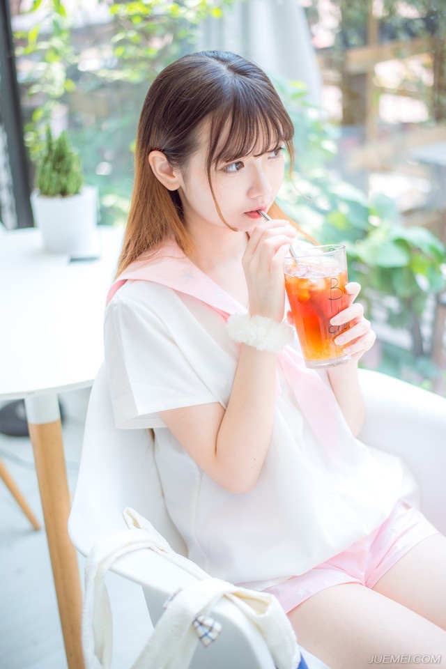 “军师，若事不可违的话，不如……”诸葛亮身边，年轻的马谡看向诸葛亮，犹豫了一下，开口劝道。